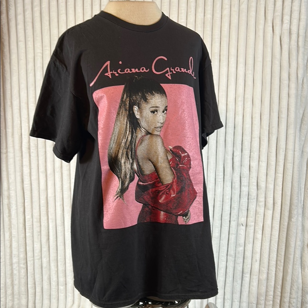Ariana Grande "Dangerous Woman 2017 tour " concert T-shirt size large